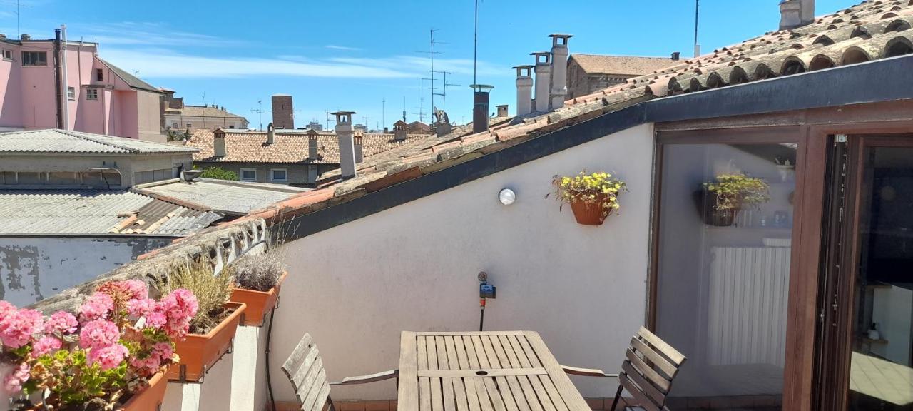 Corte Cavour. Una mansarda nel cuore della città Ravenna Exterior foto