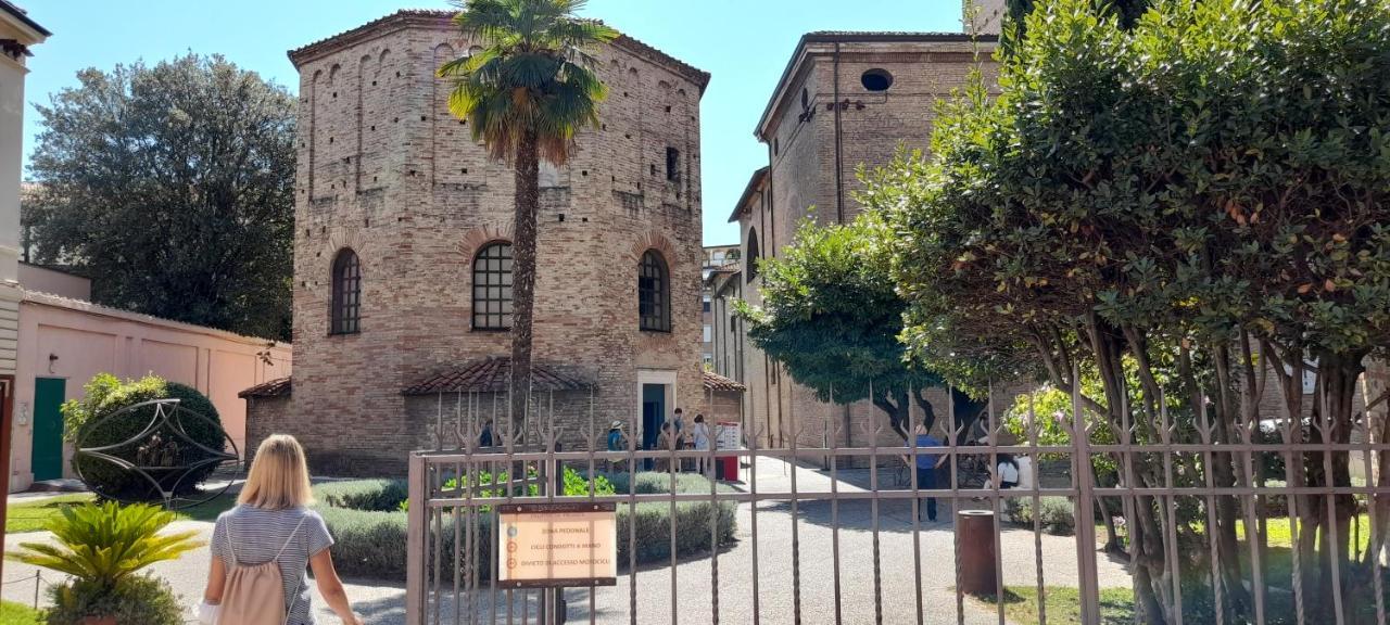 Corte Cavour. Una mansarda nel cuore della città Ravenna Exterior foto