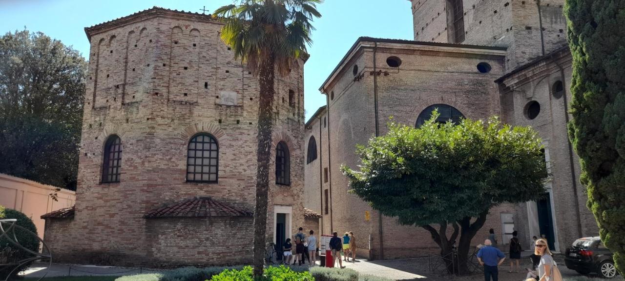 Corte Cavour. Una mansarda nel cuore della città Ravenna Exterior foto