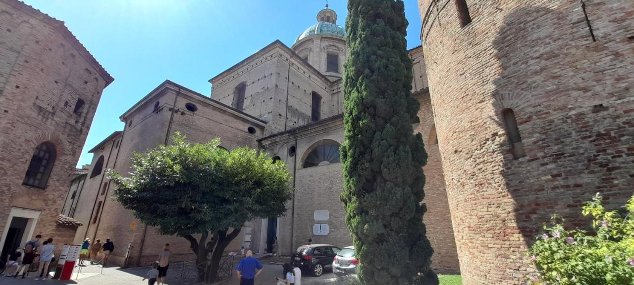 Corte Cavour. Una mansarda nel cuore della città Ravenna Exterior foto