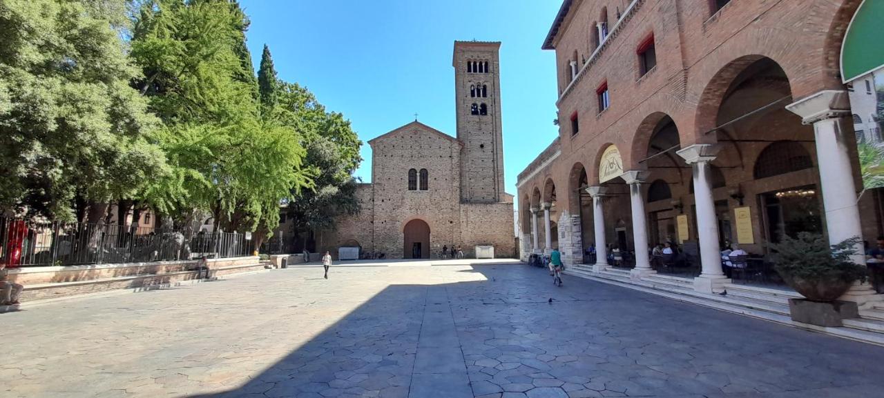 Corte Cavour. Una mansarda nel cuore della città Ravenna Exterior foto
