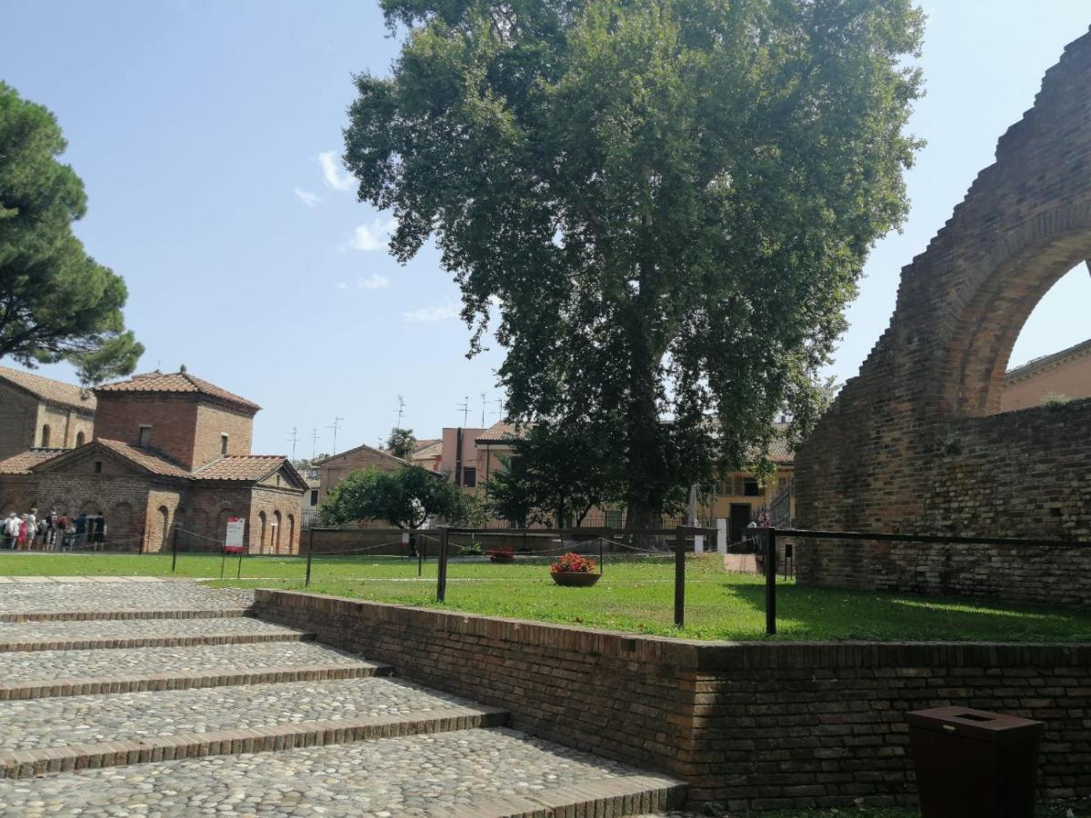 Corte Cavour. Una mansarda nel cuore della città Ravenna Exterior foto