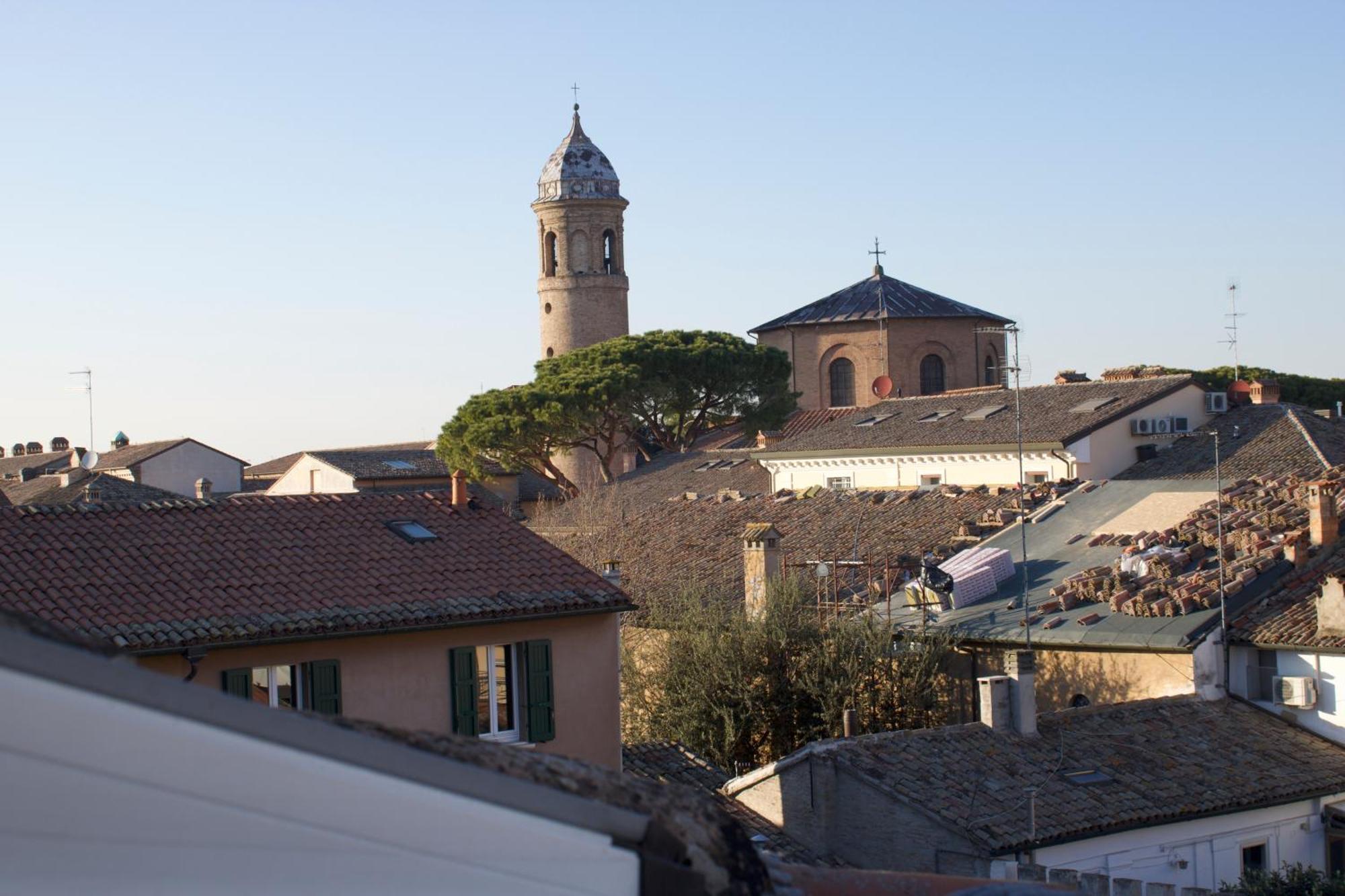 Corte Cavour. Una mansarda nel cuore della città Ravenna Exterior foto